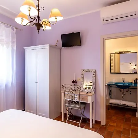 La Loggia Historic Hotel 3*
